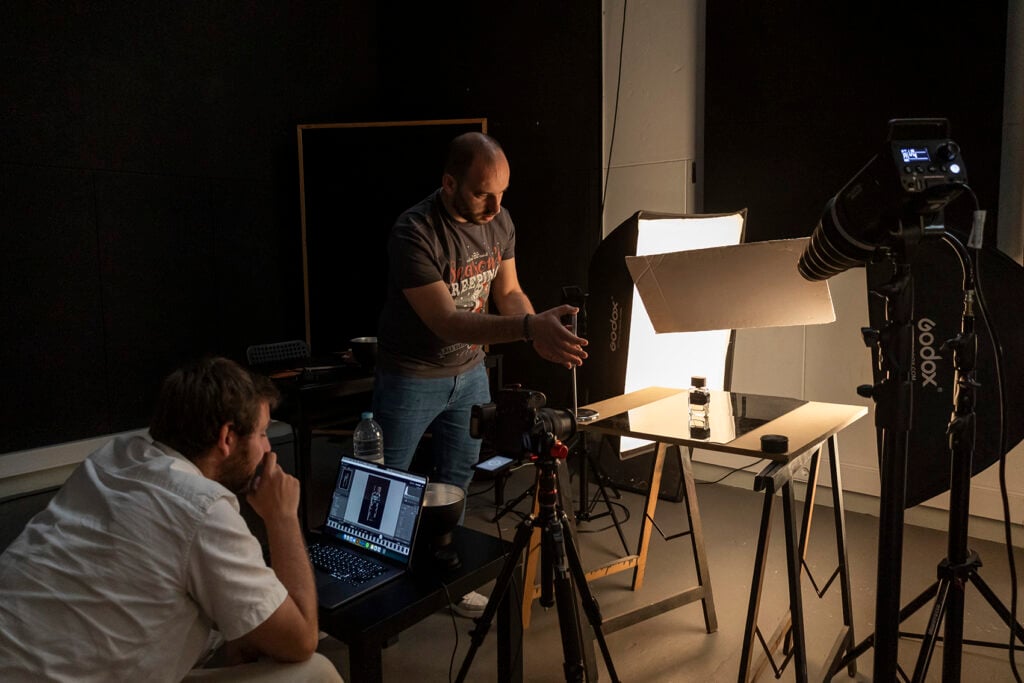 Estúdio fotográfico universitário com prática de iluminação e direção de cena