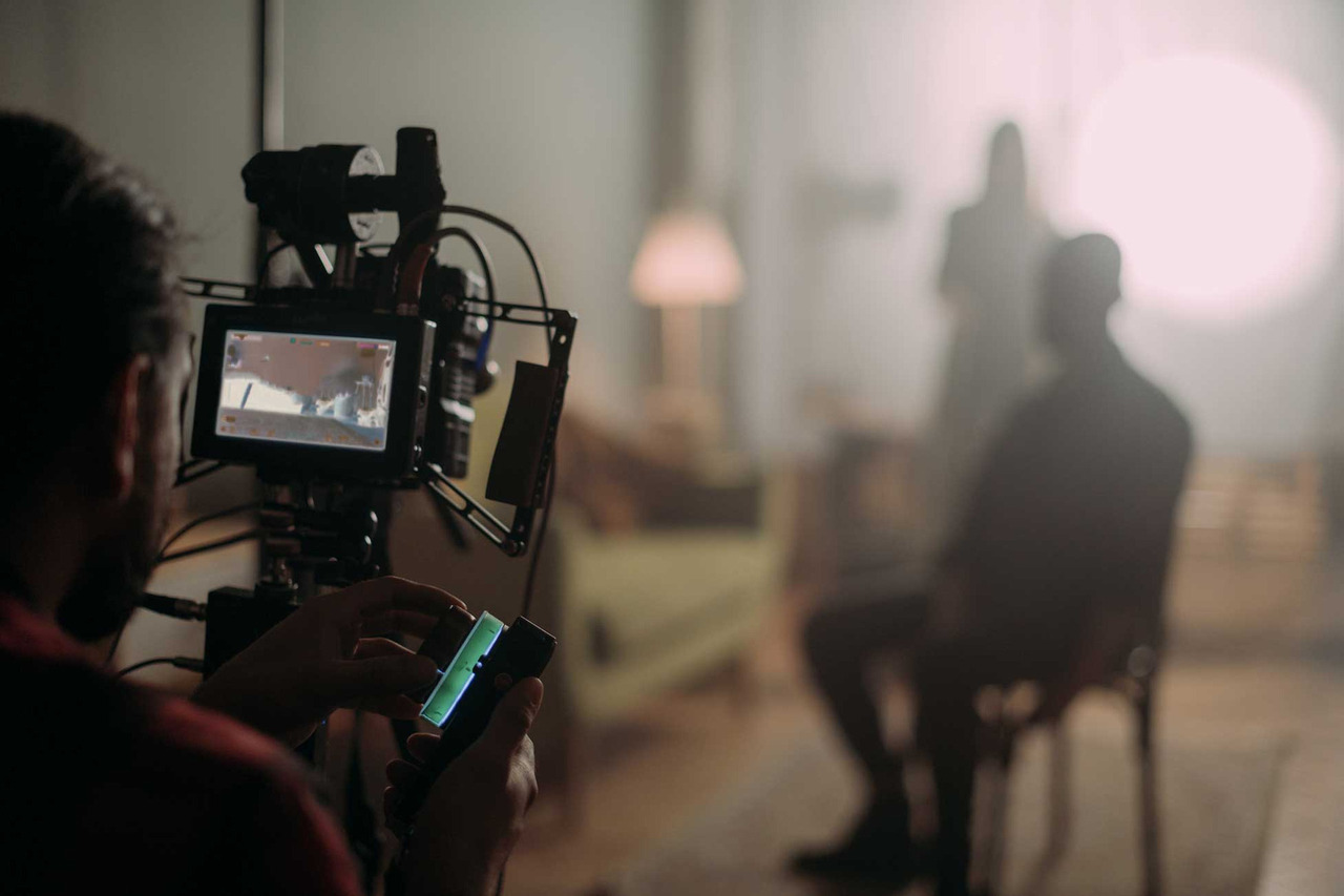 Produção audiovisual em estúdio: câmera e iluminação em ambiente de gravação