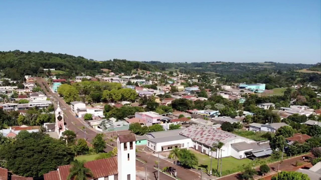 Vista urbana de Erval Seco, no Noroeste do Rio Grande do Sul, com ruas e arquitetura de cidade do interior.