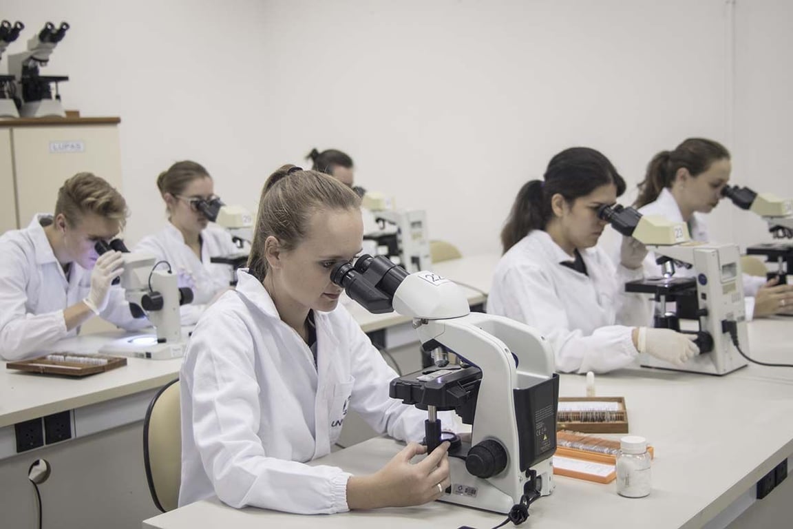 Ambiente de laboratório com microscópios e lâminas