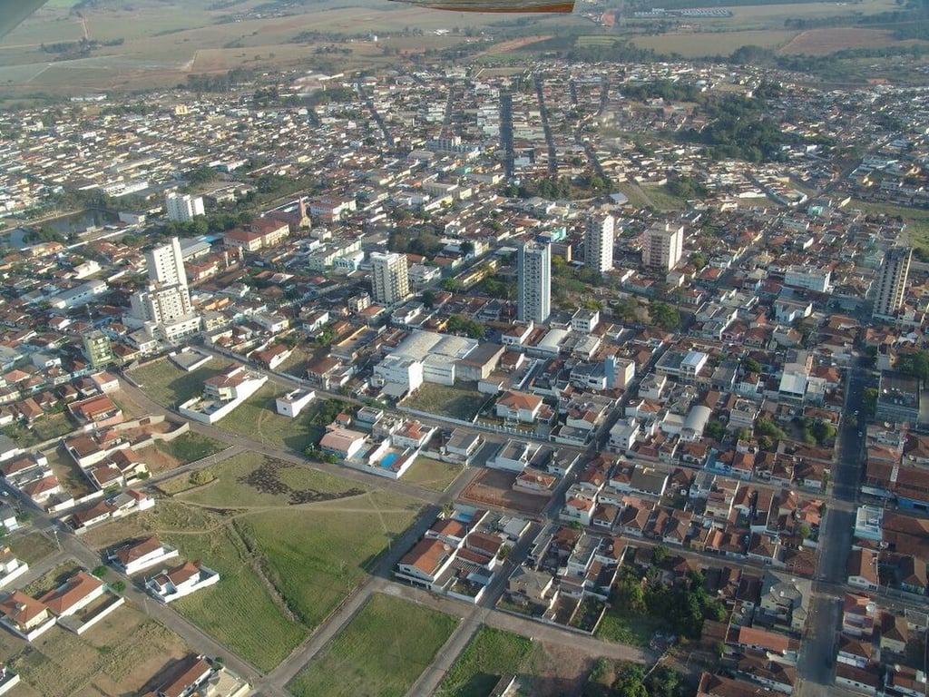 Vista aérea de São Sebastião do Paraíso (MG), mostrando centro urbano e áreas verdes
