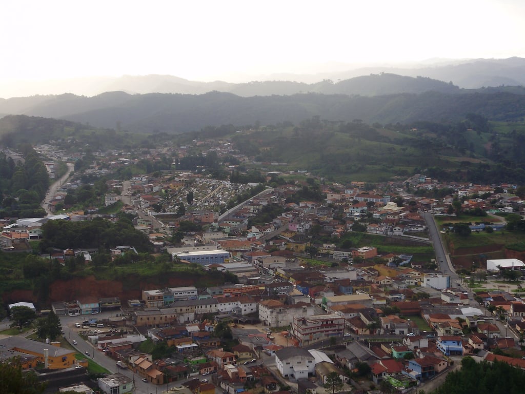 Vista panorâmica de Apiaí, no Vale do Ribeira, cercada por serras e Mata Atlântica