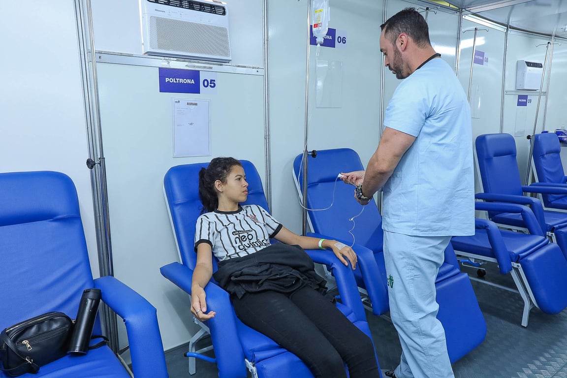 Profissional de saúde atendendo paciente em uma Unidade Básica de Saúde (UBS), ambiente claro e humanizado