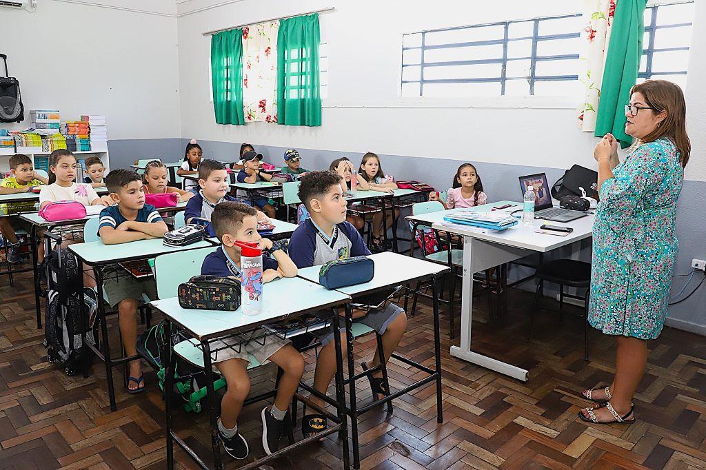 Ambiente escolar no RS com interação em sala de aula