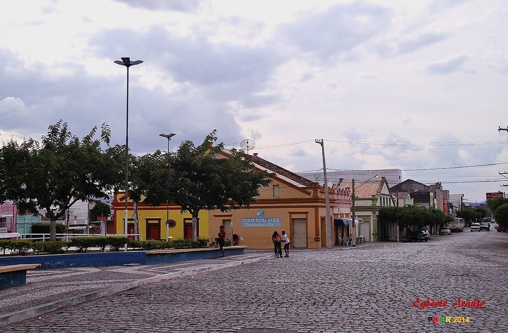 Vista urbana de Princesa Isabel, com casario e relevo do Sertão ao fundo