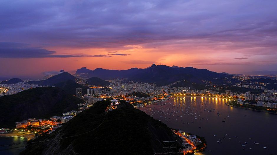 Skyline do Rio de Janeiro com o Maracanã ao pôr do sol