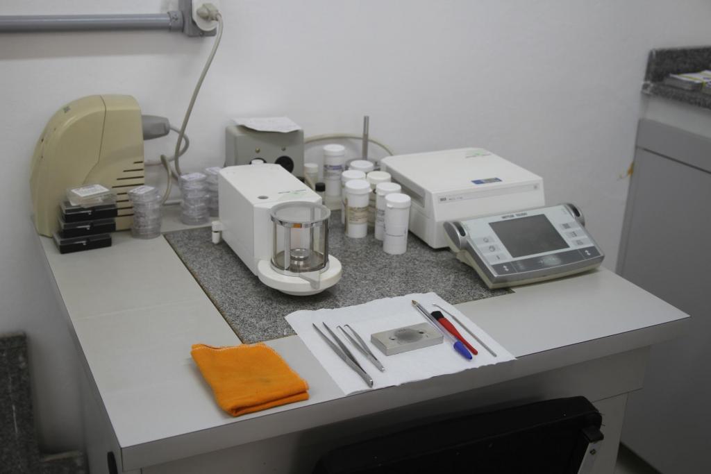 Interior de laboratório de química acadêmico, com bancadas, vidrarias e equipamentos, sem pessoas