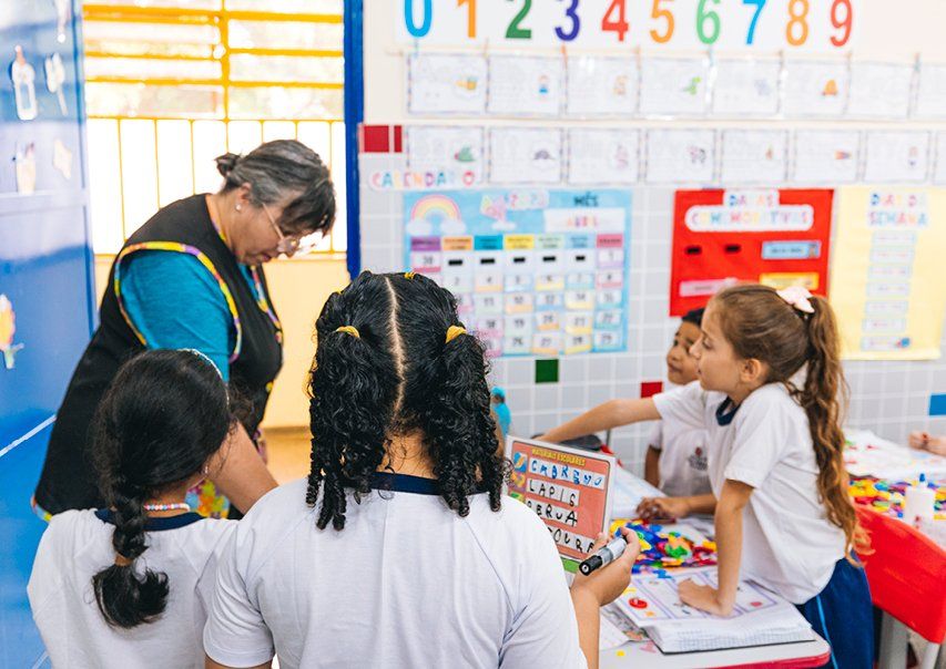 Professor em sala de aula com alunos