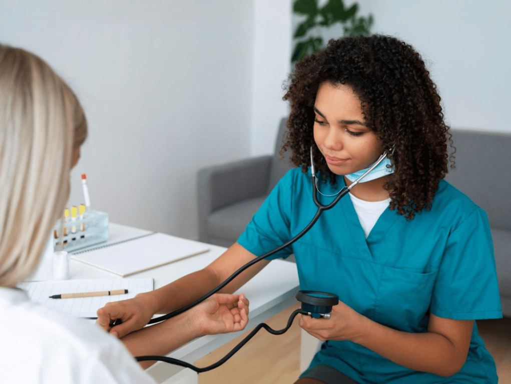 Profissionais de saúde em atendimento clínico