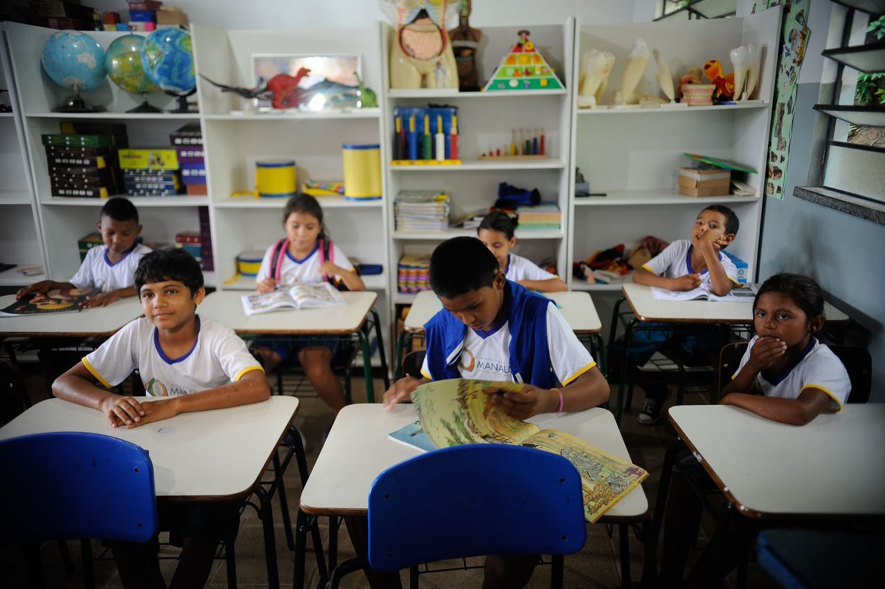 Sala de aula no Brasil, com professora e estudantes