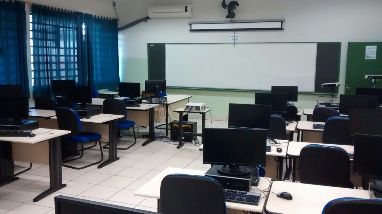 Ambiente de ensino técnico com laboratório de informática