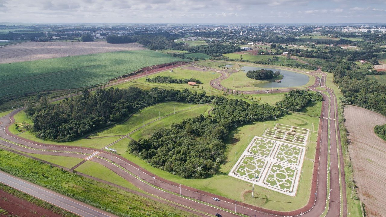 Vista urbana de Toledo PR com áreas verdes e lago
