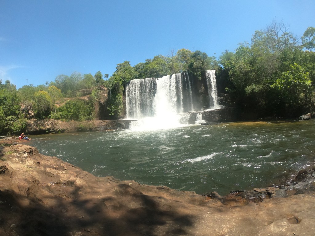 Cachoeira na região de Jaciara MT, atrativo de natureza e aventura