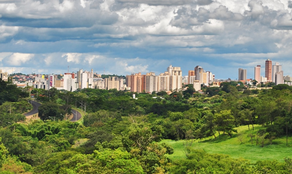Vista urbana de Uberaba MG, com skyline ao fundo