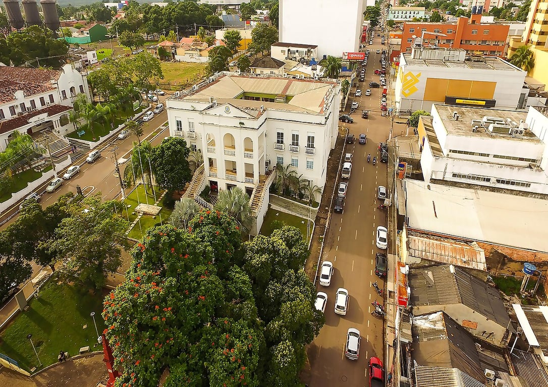 Vista urbana de cidade do interior de Rondônia em dia ensolarado