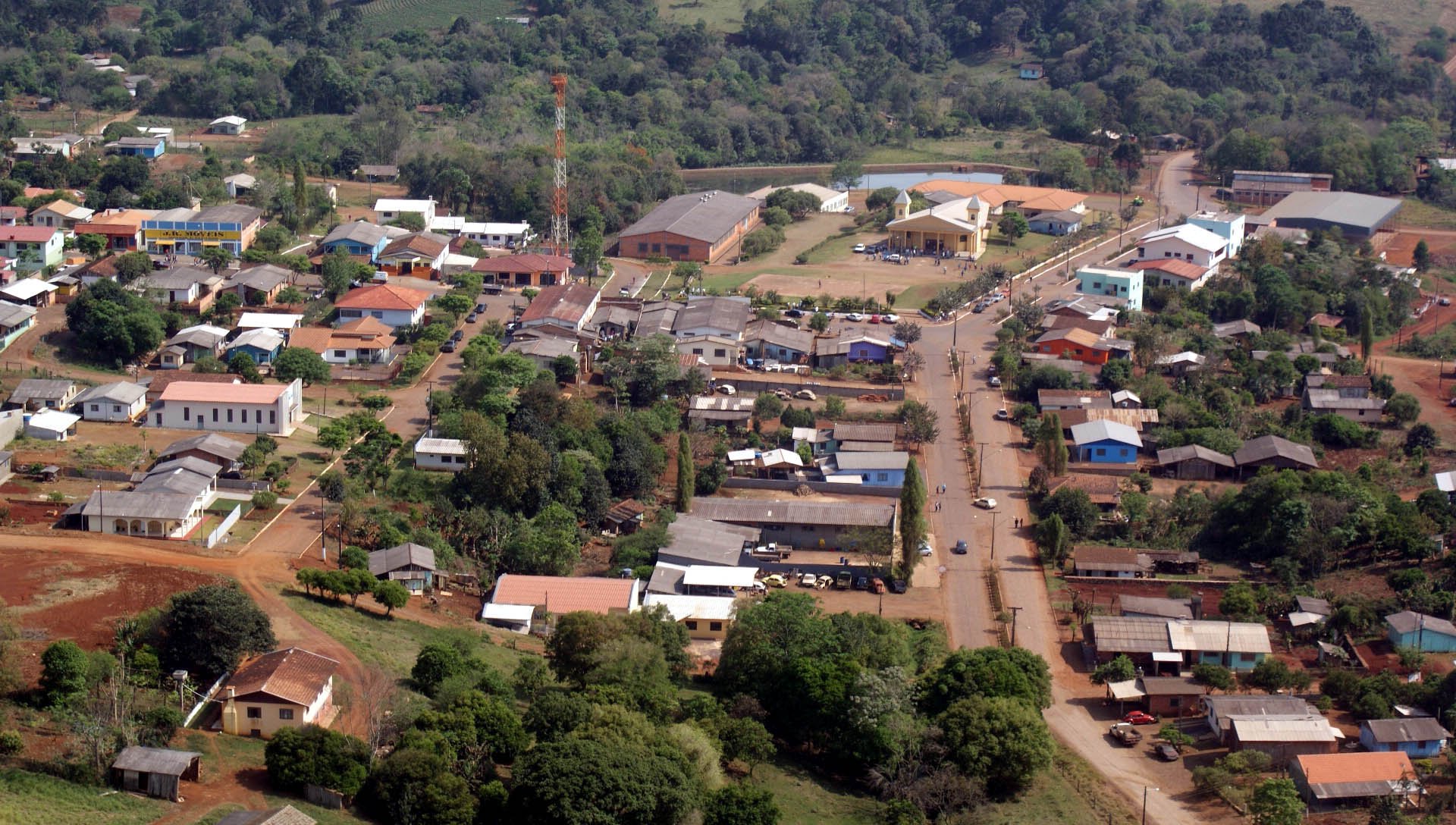 Vista aérea de bairro em Diamante do Sul, com ruas e casas sob céu aberto