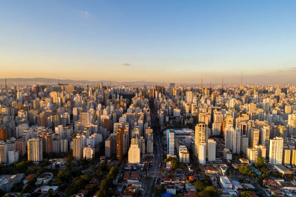 Vista aérea de São Paulo com o eixo do Rio Pinheiros e áreas verdes próximas à Cidade Universitária