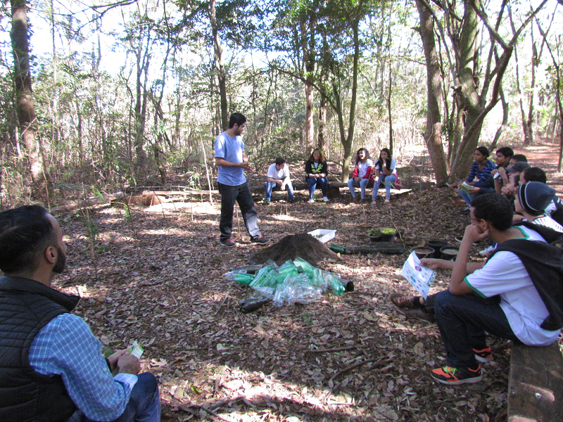 Estudantes em atividade ao ar livre com instrutor