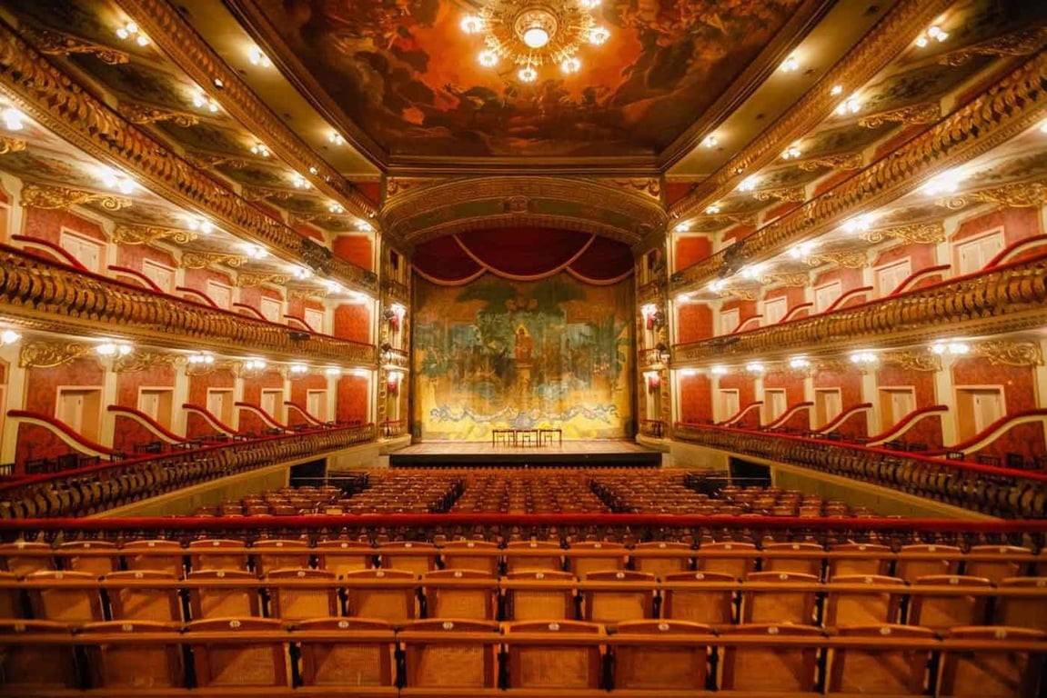 Teatro da Paz iluminado ao entardecer, patrimônio histórico de Belém
