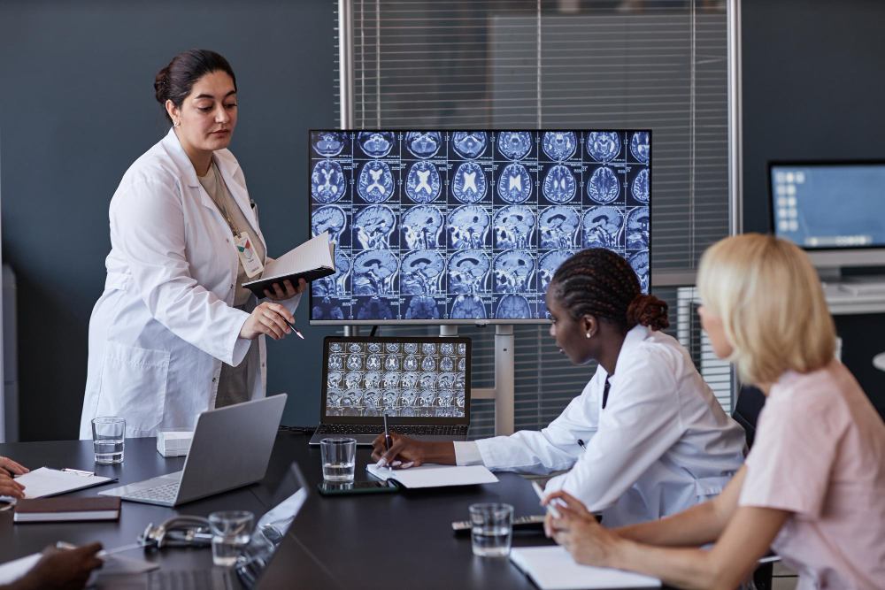 Ambiente clínico com equipamentos de radiologia