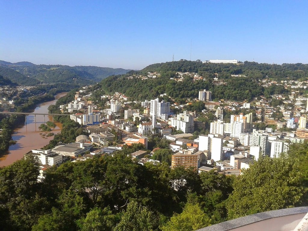 Vista panorâmica de Joaçaba, SC, com área urbana e colinas ao fundo