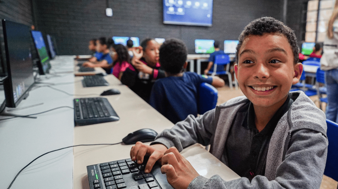 Cena ilustrativa em escola pública com alunos em laboratório de informática