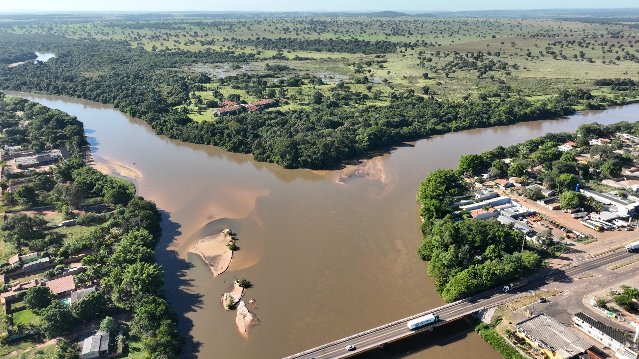 Vista aérea de Coxim, com os rios Taquari e Coxim ao fundo