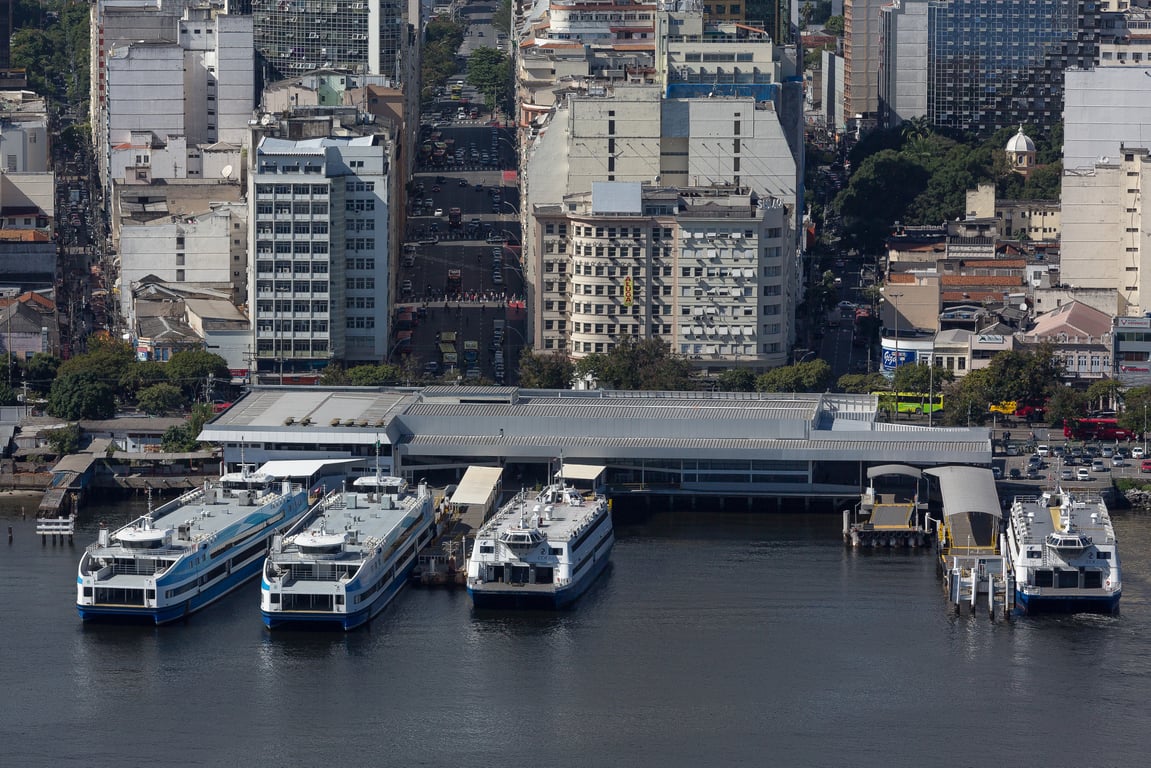 Porto do Rio de Janeiro com navios cargueiros