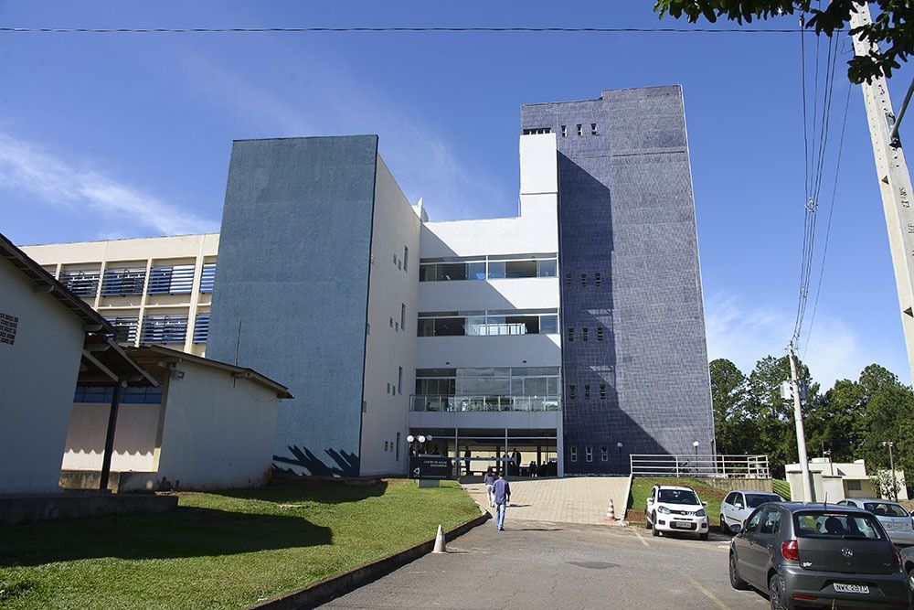 Ambiente acadêmico brasileiro, prédio de campus