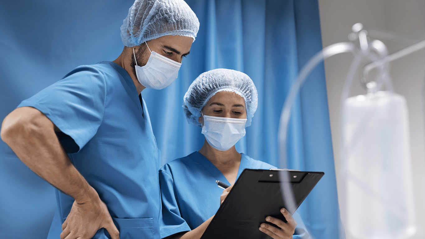 Profissionais de enfermagem em ambiente hospitalar moderno