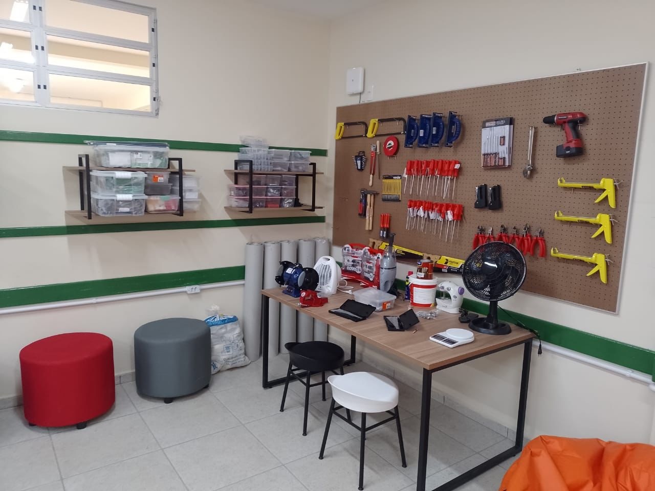 Ambiente educacional tipo “maker”, com ferramentas e tecnologia