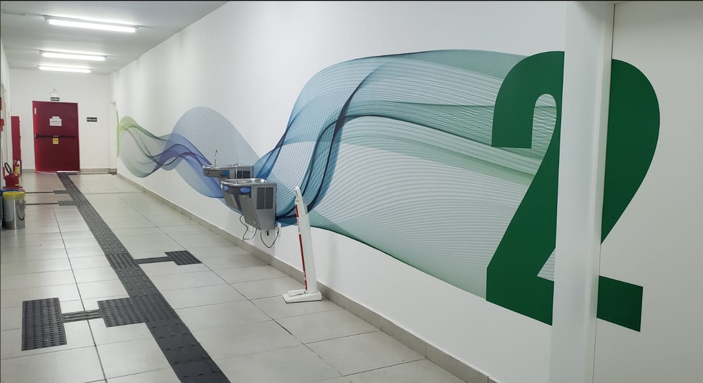 Sala de aula com carteiras, lousa e iluminação natural