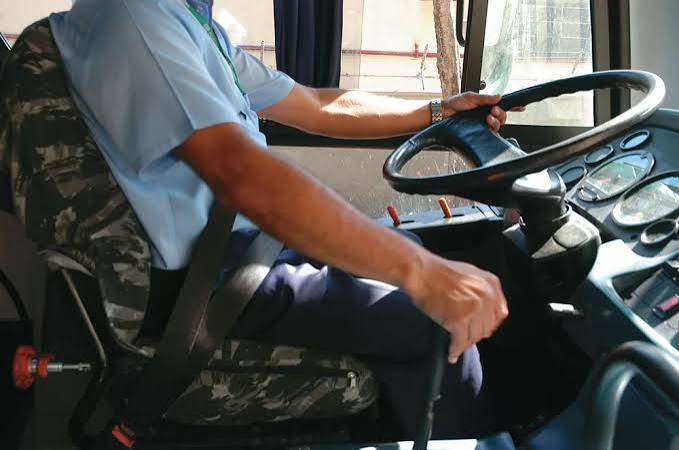 Motorista em operação em veículo urbano
