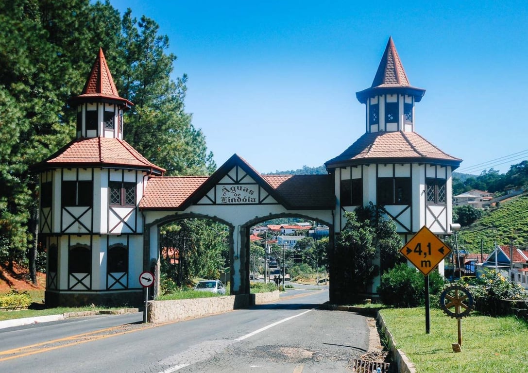 Paisagem urbana de pequena cidade do interior paulista ao entardecer