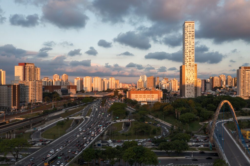 Vista panorâmica do skyline de São Paulo ao entardecer