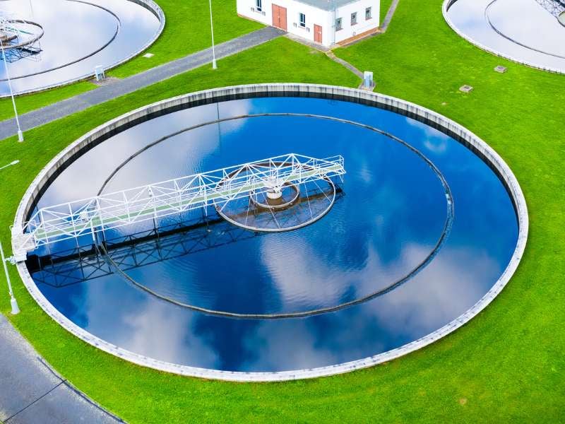 Planta de tratamento de água com clarificadores circulares