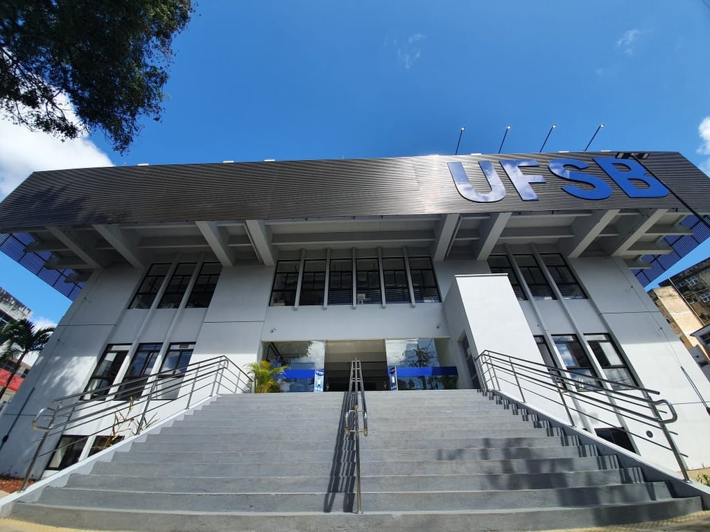Fachada da UFSB – campus com arquitetura moderna