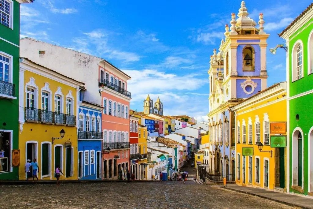 Centro histórico de Salvador com casario colonial colorido ao fim da tarde