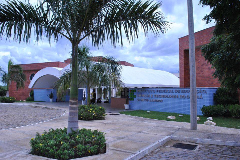 Entrada do campus do IFCE, com prédios modernos e área arborizada