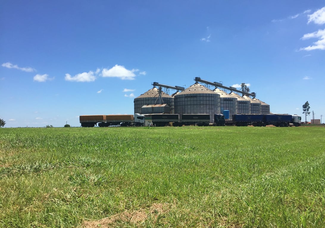 Paisagem rural do norte do Rio Grande do Sul com silos e lavouras em um dia de céu azul