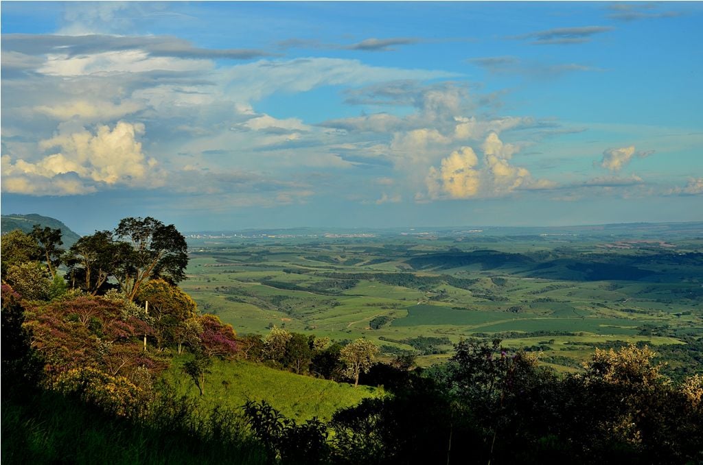 Serra do Itaqueri vista de mirante, paisagem natural da região de Charqueada SP
