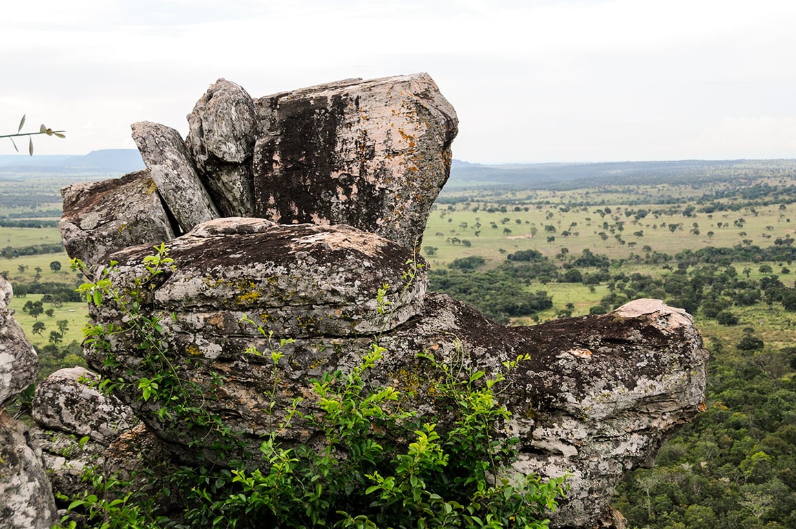 Paisagem do Cerrado na região norte de MS, com formações rochosas e horizonte amplo, remetendo às serras de Alcinópolis
