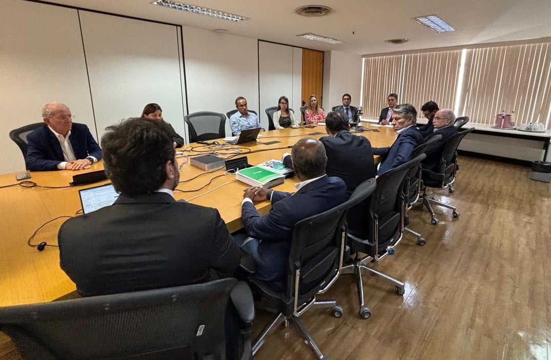 Equipe multiprofissional de saúde em reunião