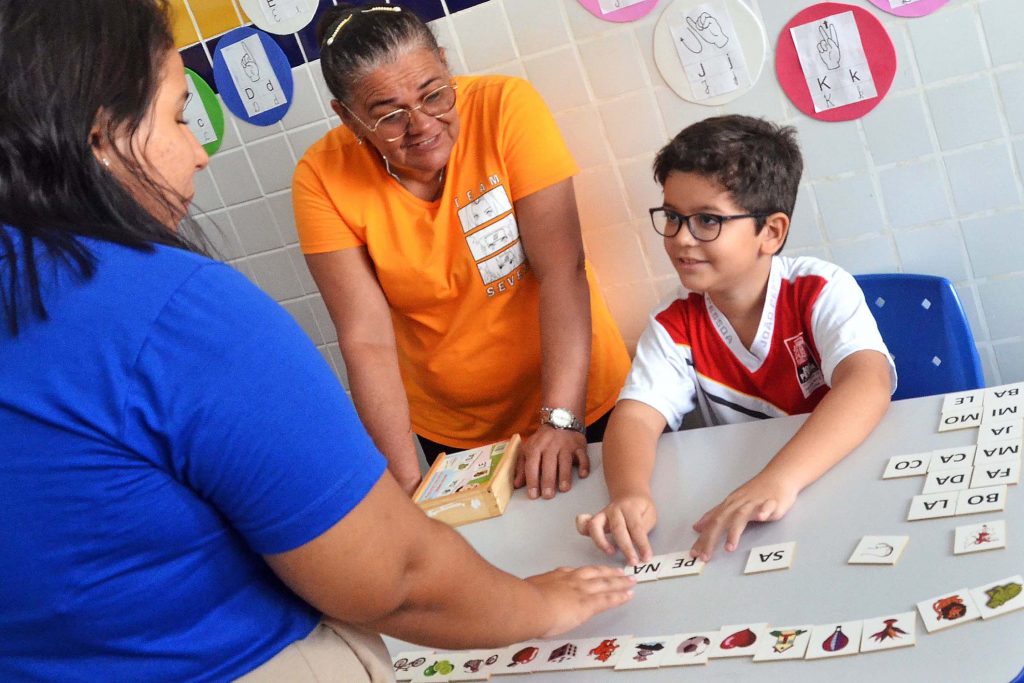 Cuidador escolar em sala de aula, em contexto de inclusão