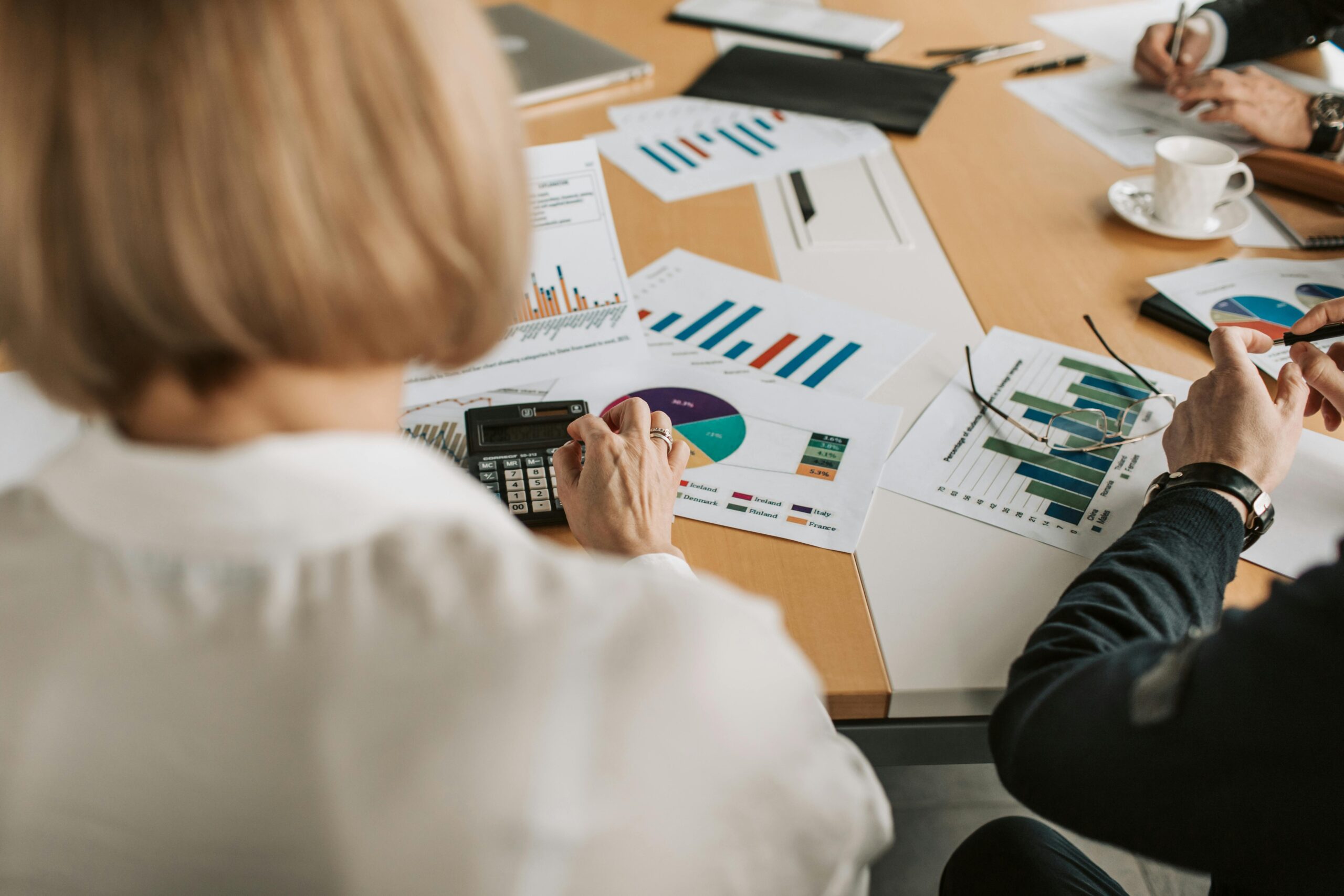Cenas de trabalho em escritório moderno, representando carreiras administrativas e de TI