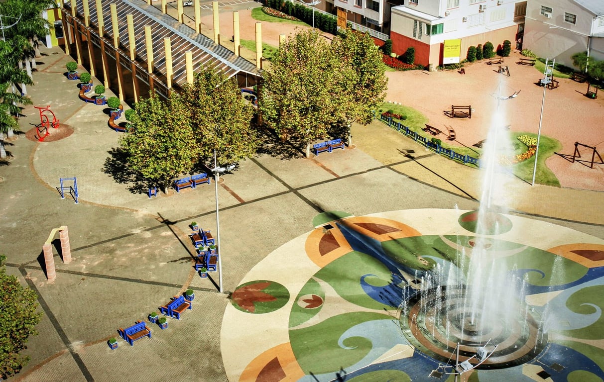Centro urbano de Campo Bom (RS) com área de convivência, fonte e espaços verdes