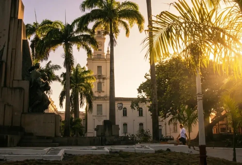 Praça no interior do Rio Grande do Sul ao entardecer
