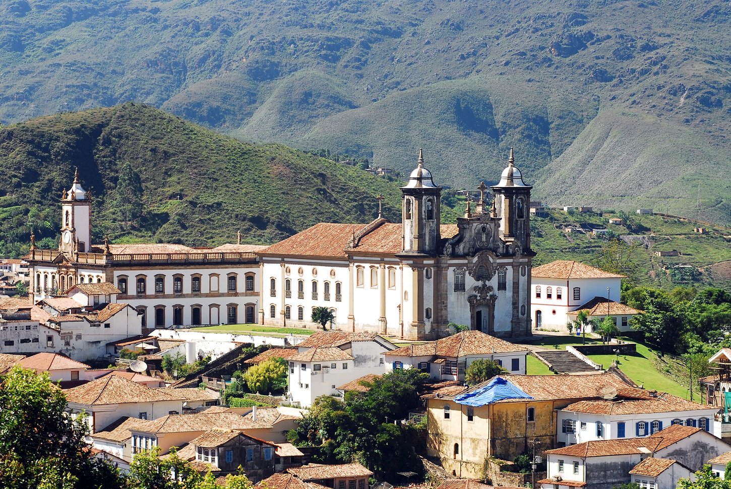 Vista panorâmica de Barbacena, Minas Gerais, com morros e casario