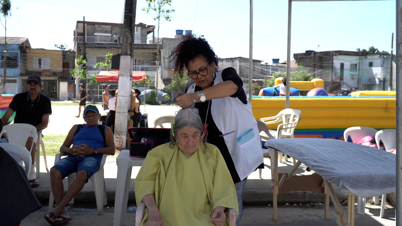 Atividade comunitária de assistência social em espaço público