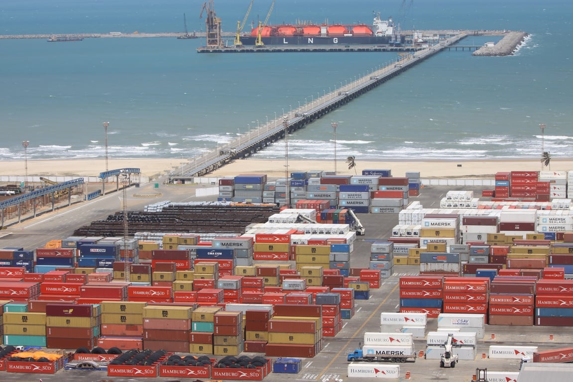 Porto do Pecém e terminal de contêineres ao entardecer